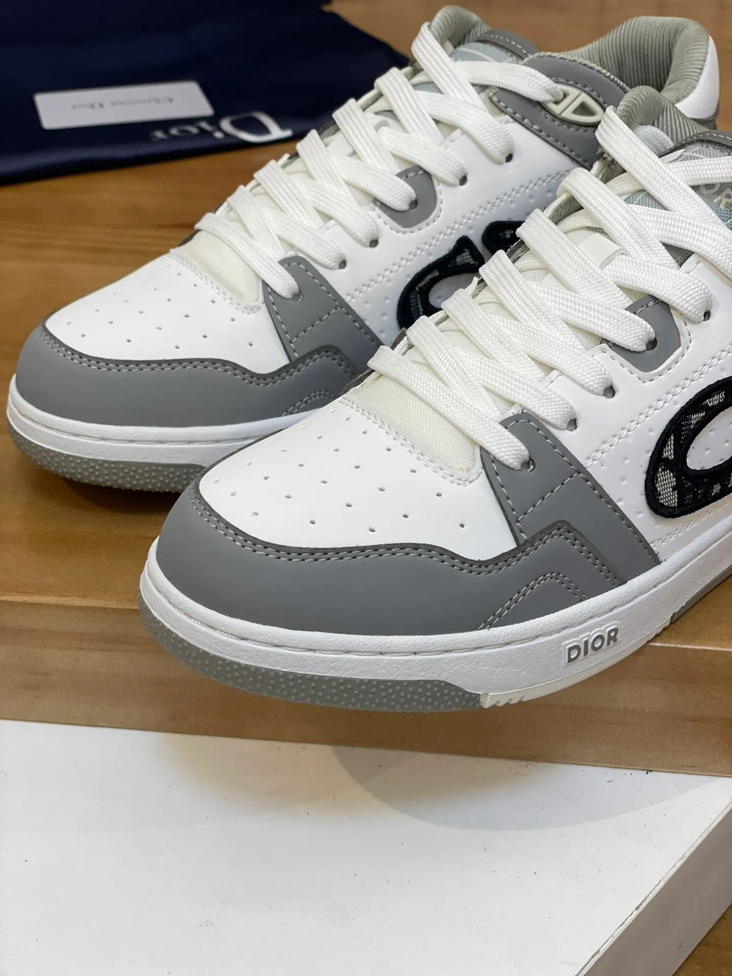 Men's shoes: 💰P440¥ Product trademark: Dior* "Dior*" high-top casual shoes Regular size: 38-44 (can be customized to 45.46) Product materials: Upper imported cowhide stitched with original fabric, breathable lining, original outsole. Number: 1006